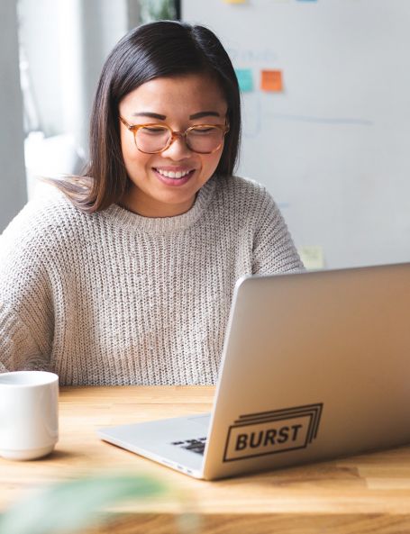 Webdesign Duisburg  - Mitarbeiterin am Laptop
